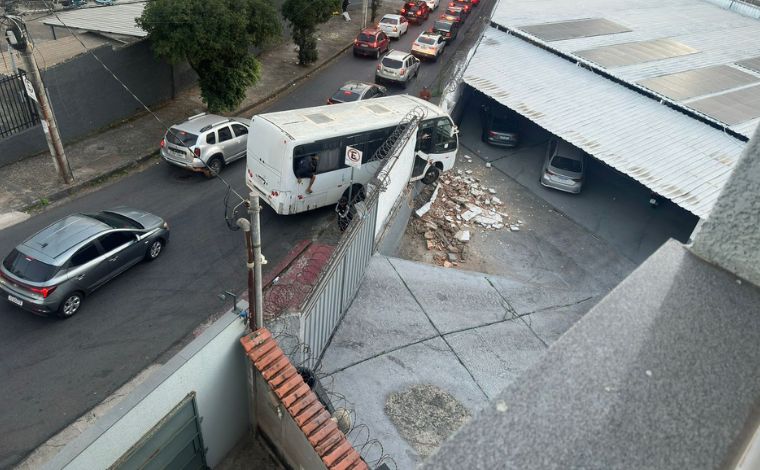 Foto: DivulgaÃ§Ã£o/CBMMG - O Corpo de Bombeiros informou que, apÃ³s a colisÃ£o, o veÃ­culo permaneceu suspenso entre a via e o lote da propriedade, que estÃ¡ localizada em um nÃ­vel abaixo da rua