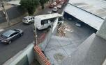 Micro-ônibus atinge muro de imóvel e fica pendurado em Belo Horizonte