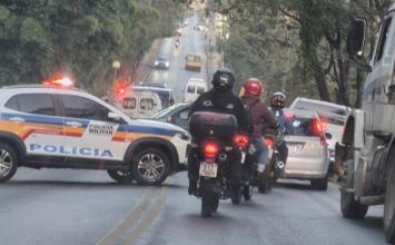Vídeo: Acidente entre três veículos bloqueia trânsito na MG-424 em Prudente de Morais