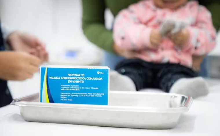 Foto: ReproduÃ§Ã£o - A Pneumo 20 amplia a proteÃ§Ã£o contra o pneumococo, bactÃ©ria que pode causar doenÃ§as como pneumonia, meningite, otite, sinusite e bacteremia, especialmente em crianÃ§as, idosos e pessoas com baixa imunidade