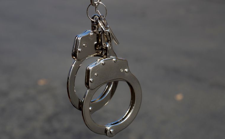Foto: Ilustrativa - A PM recebeu informaÃ§Ãµes de que o suspeito estava em uma residÃªncia localizada na Rua Luiz do Carmo. Os militares seguiram atÃ© o endereÃ§o e encontraram o homem na porta do imÃ³vel