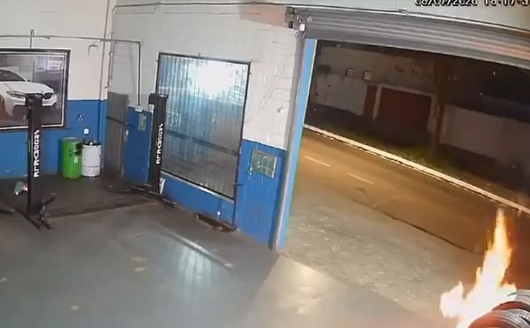 Vídeo: Cliente incendeia oficina após discordar de conserto de carro em MG