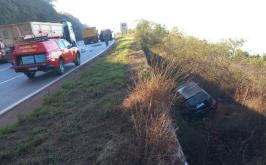 Mulher é resgatada após carro sair da pista e cair em ribanceira na BR-356 em MG