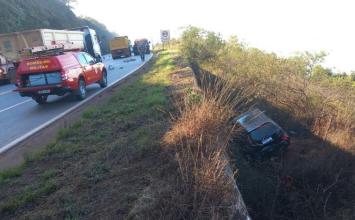 Mulher é resgatada após carro sair da pista e cair em ribanceira na BR-356 em MG