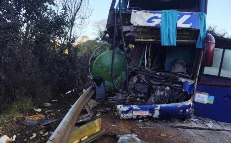 Tanque de caminhão se solta, atinge ônibus de excursão e mata duas mulheres na MGC-267