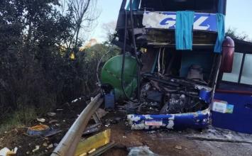 Tanque de caminhão se solta, atinge ônibus de excursão e mata duas mulheres na MGC-267
