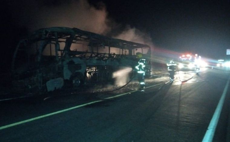 Foto: DivulgaÃ§Ã£o/CBMMG - O motorista percebeu o inÃ­cio do incÃªndio enquanto o coletivo trafegava no sentido SÃ£o PauloâBahia e providenciou a parada do veÃ­culo para o desembarque dos passageiros. Em seguida, o fogo se espalhou rapidamente 