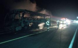 Ônibus interestadual com 41 passageiros é destruído por incêndio na BR-251, em MG