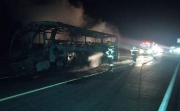 Ônibus interestadual com 41 passageiros é destruído por incêndio na BR-251, em MG