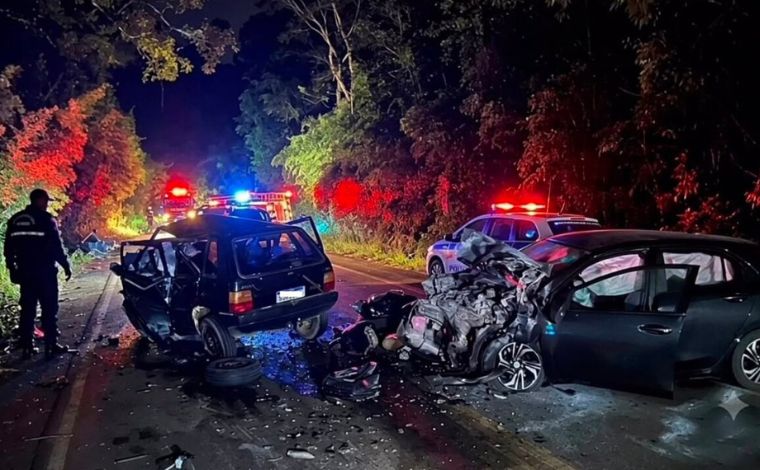 Foto: DivulgaÃ§Ã£o/CBMMG - No Fiat Uno estavam o pai, de 26 anos, a mÃ£e, de 21, e a filha do casal, de 3 anos, que morreram no local. O condutor do Chevrolet Onix, de 50 anos, tambÃ©m nÃ£o resistiu aos ferimentos e teve a morte confirmada 