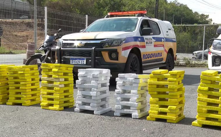 Motorista é preso após abandonar carro com 300 kg de maconha e fugir pelo Rio das Velhas