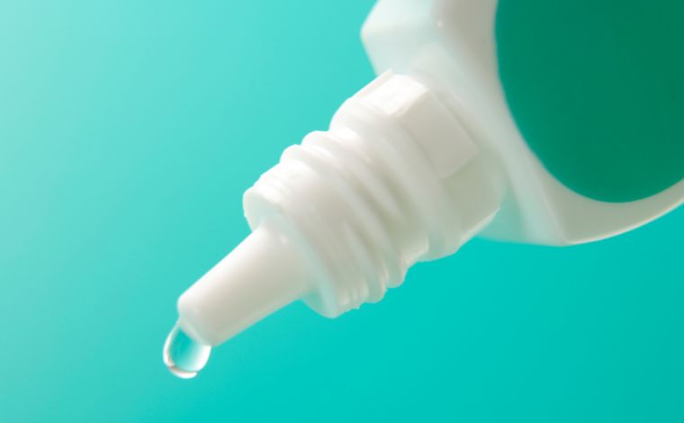 Foto: Ilustrativa - Durante o atendimento em uma unidade de saÃºde, o homem voltou a se enganar ao confundir Ã¡lcool com Ã¡gua e passar a substÃ¢ncia no rosto. A equipe mÃ©dica conseguiu remover a cola e descolar as pÃ¡lpebras sem complicaÃ§Ãµes
