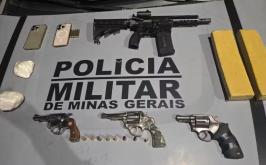 Drogas, fuzil e revólveres são apreendidos em Curvelo; dois homens são presos