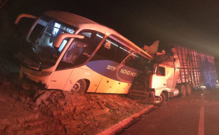 Mãe e filho de 5 anos morrem após carreta atingir ônibus na BR-135 em MG