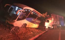 Mãe e filho de 5 anos morrem após carreta atingir ônibus na BR-135 em MG