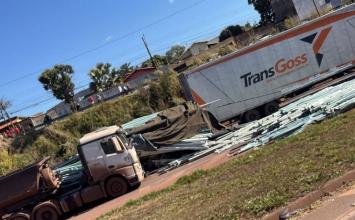 Engavetamento entre quatro carretas e carro bloqueia BR-381 e deixa uma pessoa gravemente ferida