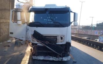 Caminhoneiro é baleado após atingir veículos no Anel Rodoviário de BH e atacar policiais com faca
