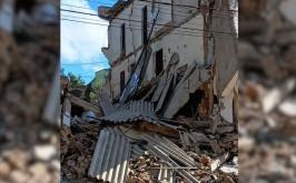 Vídeo: Mulher em cadeira de rodas se joga de edificação após desabamento em Governador Valadares