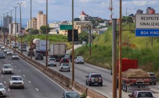Jovem de 23 anos morre após acidente com caminhão e duas motos no Anel Rodoviário de BH