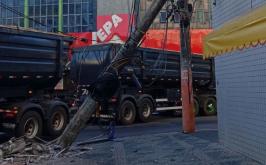 Vídeo: Carreta bitrem danifica poste e placa de sinalização no Centro de Sete Lagoas
