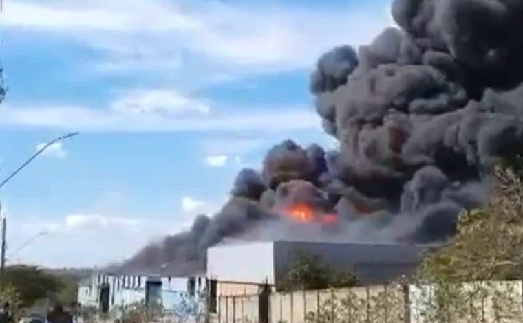 Foto: ReproduÃ§Ã£o/Redes sociais - Segundo as primeiras informaÃ§Ãµes do Corpo de Bombeiros, ao menos trÃªs pessoas sofreram queimaduras graves e foram socorridas por terceiros antes da chegada das equipes de resgate