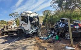 Três pessoas morrem em grave acidente entre caminhão e carro na BR-491, em MG