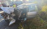 Motorista fica presa às ferragens após carro bater em caminhão na Grande BH