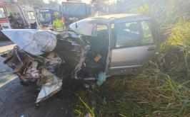 Motorista fica presa às ferragens após carro bater em caminhão na Grande BH