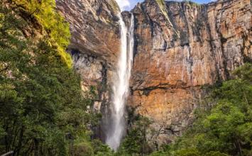 Justiça volta a proibir entrada de turistas na Cachoeira do Tabuleiro, em Conceição do Mato Dentro