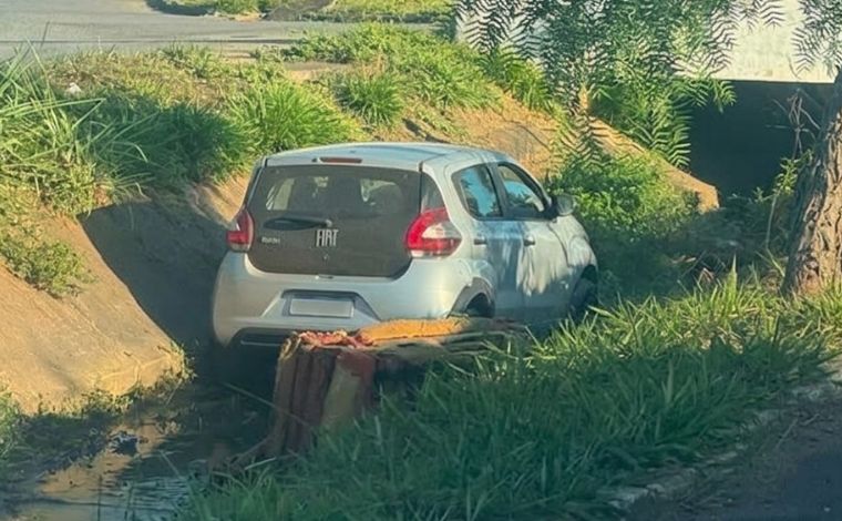 Carro é encontrado dentro de córrego no bairro Montreal, em Sete Lagoas