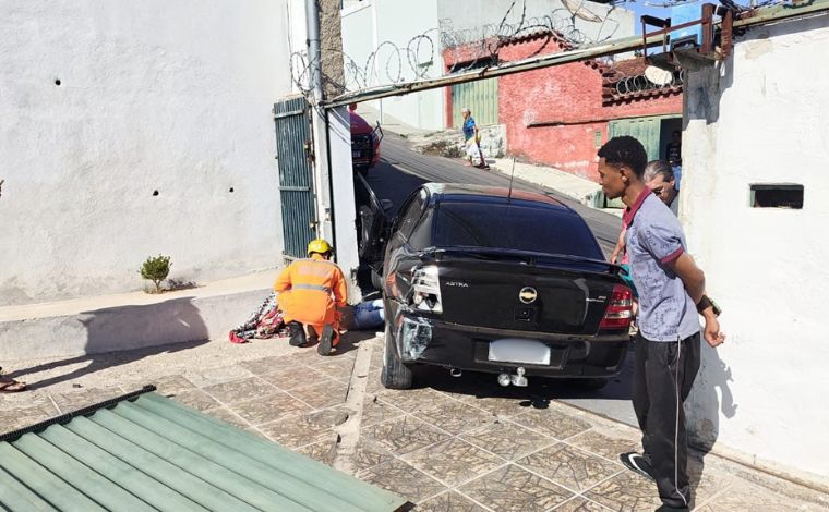 Foto: DivulgaÃ§Ã£o/CBMMG - Segundo o Corpo de Bombeiros, o motorista subia a via em um Astra preto quando perdeu o controle da direÃ§Ã£o. Ao sair do automÃ³vel, o condutor nÃ£o acionou o freio de mÃ£o, e o carro comeÃ§ou a descer 