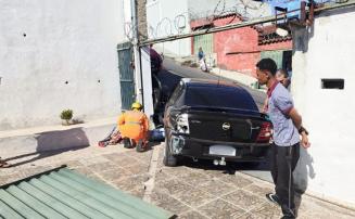 Motorista sofre fratura exposta após ser arrastado pelo próprio carro em BH