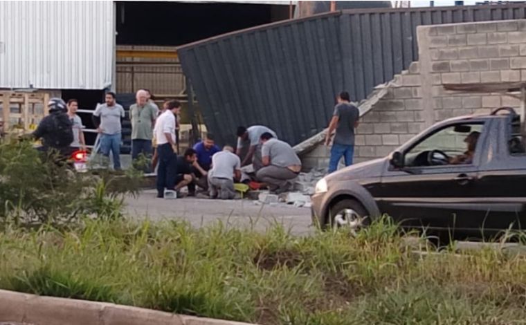 Foto: ReproduÃ§Ã£o/Redes sociais - Segundo testemunhas, o vigilante abriu o portÃ£o para a saÃ­da de uma carreta. Durante a manobra, a traseira do veÃ­culo atingiu o portÃ£o, causando o desabamento do muro de concreto