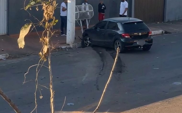Vídeo: Carro atravessa canteiro central após motorista perder controle da direção em Sete Lagoas