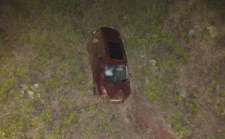 Vídeo: Mulher morre após carro cair em ribanceira na Serra da Rola-Moça, na Grande BH
