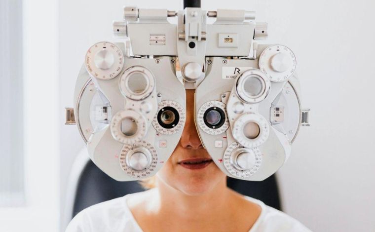 Foto: Pexels - AlteraÃ§Ãµes como enxergar imagens duplicadas, ver flashes de luz ou notar manchas escuras exigem atenÃ§Ã£o. Embora algumas causas sejam leves, outras podem comprometer seriamente a visÃ£o
