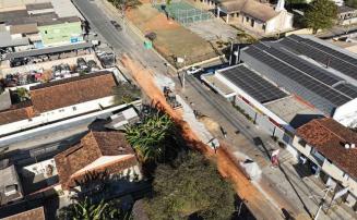SAAE avança com substituição da rede de esgoto em trecho crítico da Rua Equador, em Sete Lagoas