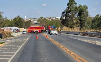 Fio de alta tensão se rompe após queimada e cai sobre carro na MG-238, em Sete Lagoas