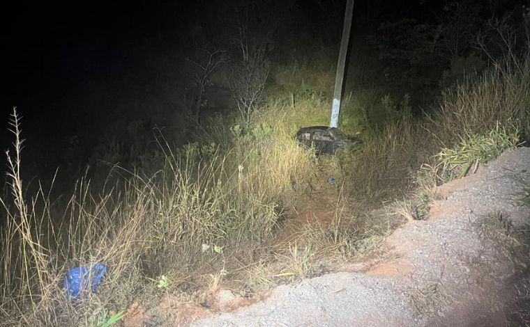Foto: DivulgaÃ§Ã£o/PMRv - Uma mulher e uma crianÃ§a de 7 anos estavam no carro e sofreram fraturas. A passageira relatou Ã  PMRv que ela e o motorista haviam consumido Ã¡lcool em um sÃ­tio e que ele continuou bebendo cerveja enquanto dirigia