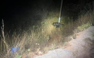Motorista que bebia ao volante perde controle e morre após carro cair em ribanceira em MG