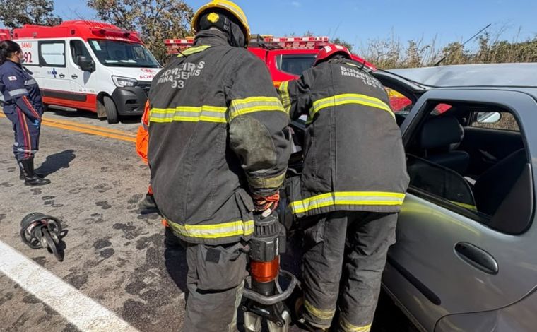 Foto: CBMMG - Segundo a PM, a motorista de 29 anos teria invadido a contramÃ£o no sentido Cachoeira da Prata. No outro carro, estavam um homem de 33 anos, a esposa e os dois filhos. O condutor tentou desviar, mas nÃ£o conseguiu evitar a colisÃ£o