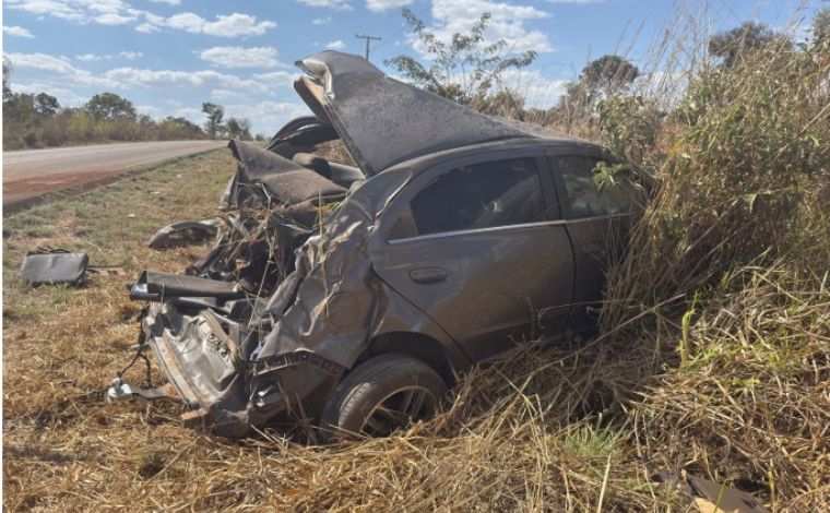 Foto: DivulgaÃ§Ã£o/PMMG - De acordo a PolÃ­cia Militar (PM), o motorista perdeu o controle do veÃ­culo ao passar por uma curva. ApÃ³s os capotamentos, o automÃ³vel parou ao atingir um barranco Ã s margens da rodovia