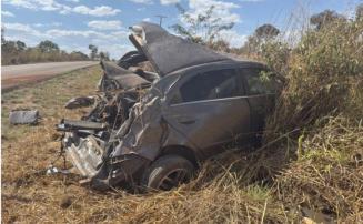 Motorista fica ferido após carro capotar e bater em barranco na AMG-0105, em Prudente de Morais