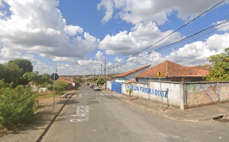 Foto: Google Maps - Segundo a PolÃ­cia Militar (PM), os suspeitos acessaram as dependÃªncias da unidade e utilizaram extintores de incÃªndio no interior do prÃ©dio. A aÃ§Ã£o provocou danos em diferentes Ã¡reas da escola