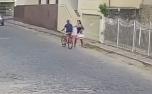 Vídeo: Mulher mata idoso com facada no peito enquanto ele andava de bicicleta em MG