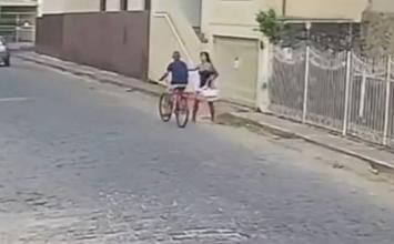 Vídeo: Mulher mata idoso com facada no peito enquanto ele andava de bicicleta em MG