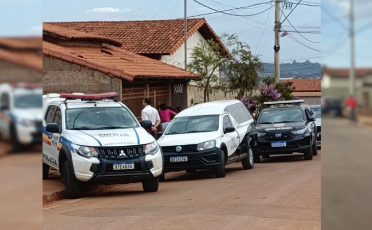 Foto: ReproduÃ§Ã£o - Segundo a PolÃ­cia Militar, o casal discutiu por ciÃºmes e entrou em luta corporal. Durante a briga, o homem teria enforcado a companheira com um fio de extensÃ£o. ApÃ³s o crime, ele ligou para a PM