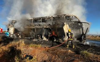 Vídeo: Ônibus com 65 passageiros é destruído por incêndio em Anel Rodoviário de MG