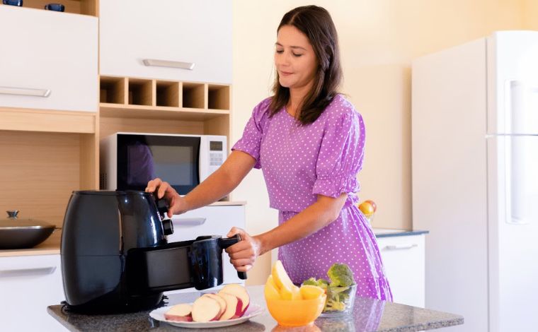 Air fryer e micro-ondas fazem mal à saúde? Descubra o que diz a ciência