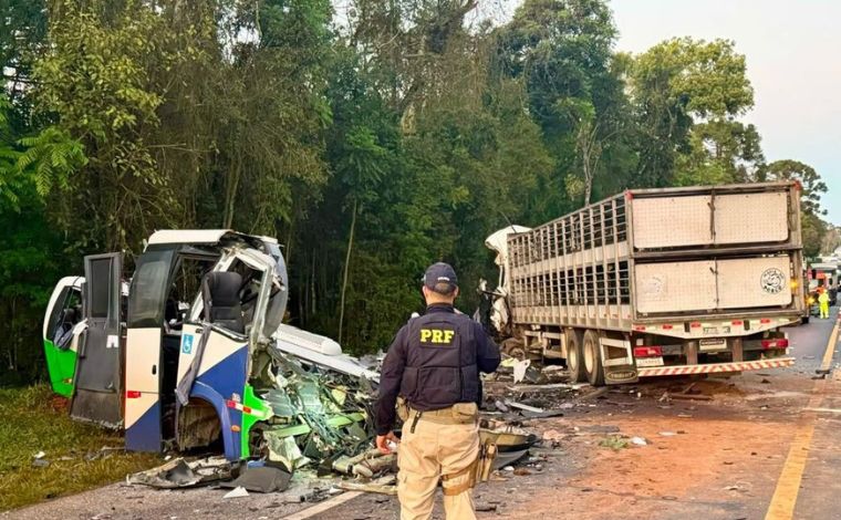 Foto: DivulgaÃ§Ã£o/PRF - Entre as 23 vÃ­timas estÃ£o 21 adultos e duas crianÃ§as. Deste total, 22 ocupantes estavam no micro-Ã´nibus. A outra vÃ­tima era o motorista da carreta